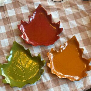 Set of three leaf shaped plates: Material Plastic